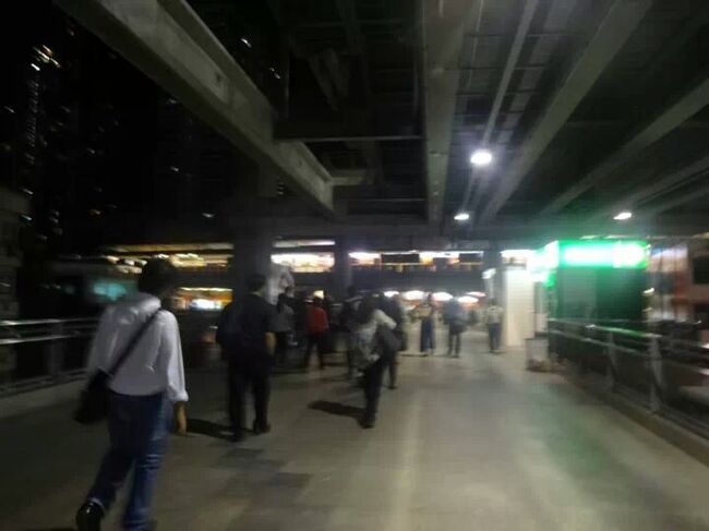 バンコクスワナブーム空港に到着<br />実は、チェンマイでわロイクラトーン打ち上げのため、夜のフライトがキャンセルになり、夕方のフライトに変更されていました。<br />ということで、乗り継ぎ時間が5時間ほどあるので、町に出てみます