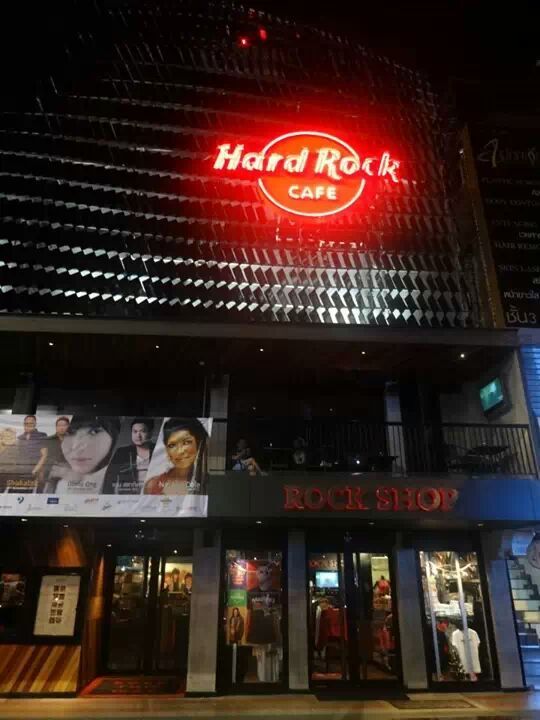 さて、どこに行きましょうかと検討したところ、ハードロックカフェに行きたいとの希望があったので、空港鉄道からBTSに乗り継いて、サイアムへ