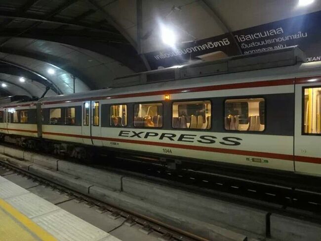 残念ながら、ミッションは一部クリアーできませんでしたが、電車でスワナブーム空港に戻ります<br />チェックインしたところ、中部行きと成田行きのゲートがお互い反対側のターミナルということで、アキさん、あがさんとは、ここでお別れ(T-T)<br />いろいろと、ありがとうございました！