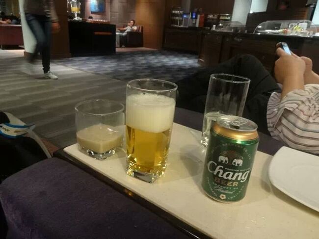 お別れのあと、タイ航空のシルクラウンジへ<br />相変わらずめちゃ混みです<br />プライオリティパスを持ってる方は、CIPの方がいいかも