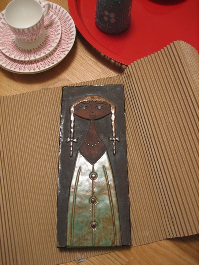 今回気に入ってるおみやげ上位３位に入るのがこれ！<br />北欧の陶板は大好きですがヴィンテージは高いんですよね。。<br />こちらはお花屋さんで偶然見つけた陶板で1,000円くらいでした。<br />