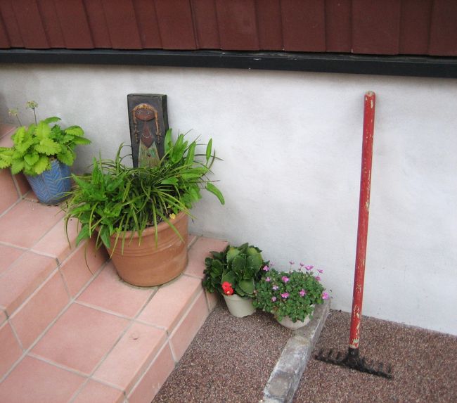 こんな感じで飾っています。一番右の赤い道具？も蚤の市で購入。<br />７００円くらい。<br />なんだかわけわからない工具？のようなお店で売っていました。<br /><br />お店のおじさんもまわりのお客さんも私たちがなぜこんなものを買うのか<br />不思議そうにニヤニヤしていました。<br />でも、とても親切でしたよ。