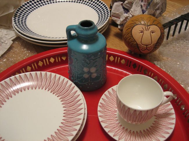 トレーとトレーに乗っかってる分は蚤の市で購入。<br />すごく安かった。<br />特にこのトレーは大活躍してます♪日本円で３４０円くらい。<br />