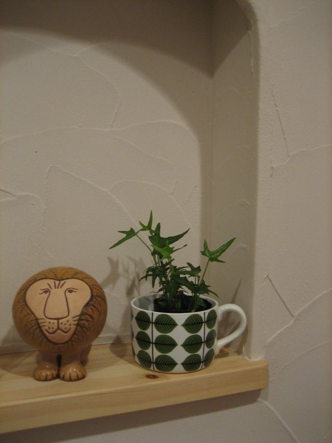 復刻版のライオン。<br />右のＢＥＲＳＡは何年か前にアメリカのアンティークショップで６客買ったのですが持って帰ったら割れてたカップ。 <br />今は鉢カバーとして活躍。<br />