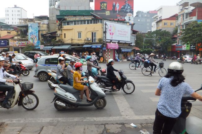 ７時半に起床して<br />今日は、ホテルではなくて外で朝食です。<br />まずは、フォー・ボー専門の【ザー・トゥイン】に行きます。<br /><br />外の大通りは<br />相変わらずのバイクの川です。<br />