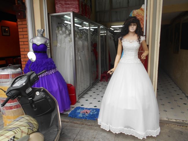 ウエディングドレスにそぐわない<br />ボサボサ頭のマネキン＾＾；