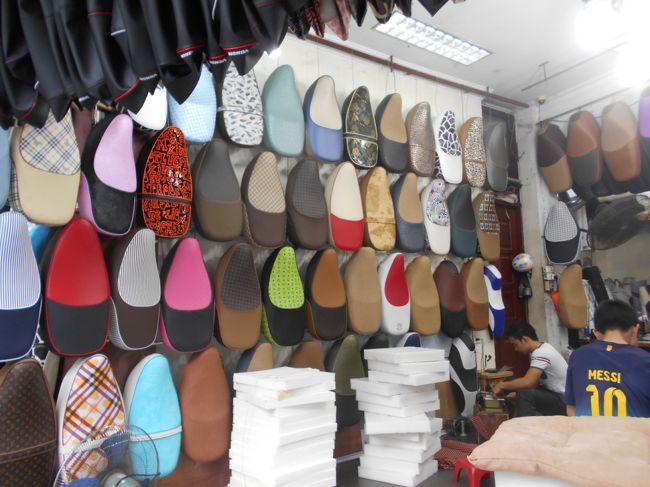 何がズラッと並んでるのかと思ったら<br />バイクのシートです〜。