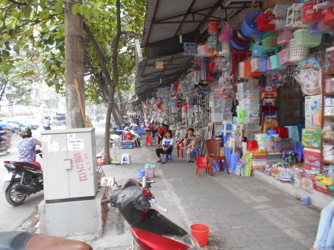 これはまた、同じ店が<br />ずら〜っと並んでいますねえ。<br />