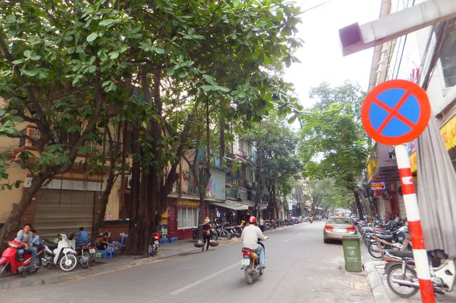 【ザー・トゥイン】を目指して<br />細い道へ。<br />バイクの数もずいぶん減ってきて歩きやすい。