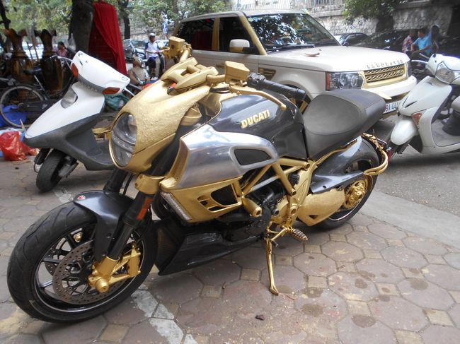 ん？<br />すごい金色のカラーリングのバイク！<br />それも、小学生がプラモデルに塗ったみたいにムラだらけ(笑)