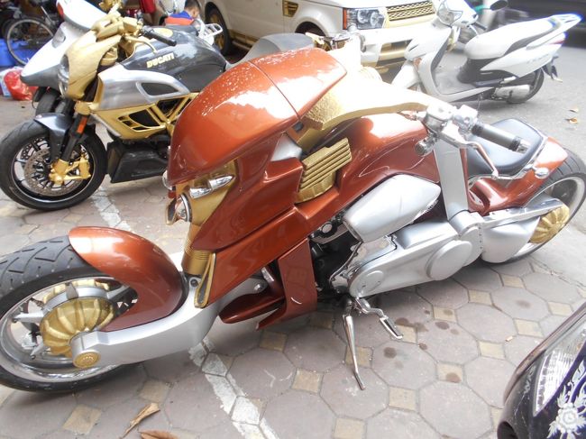 その隣には<br />マンガ「AKIRA」にでも出てきそうなバイク。<br />どこで、こんなバイク買えるんだ？