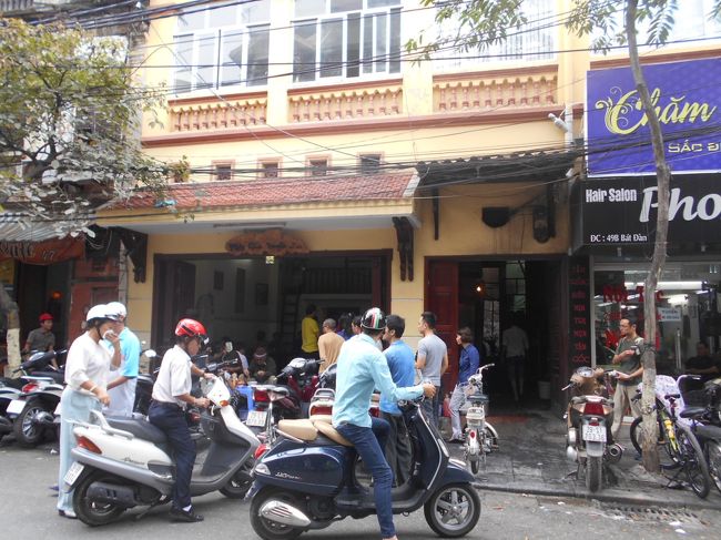 なんだか、バイクが群がって<br />行列ができてる店が・・・<br /><br />これが、【ザー・トゥイン】です！