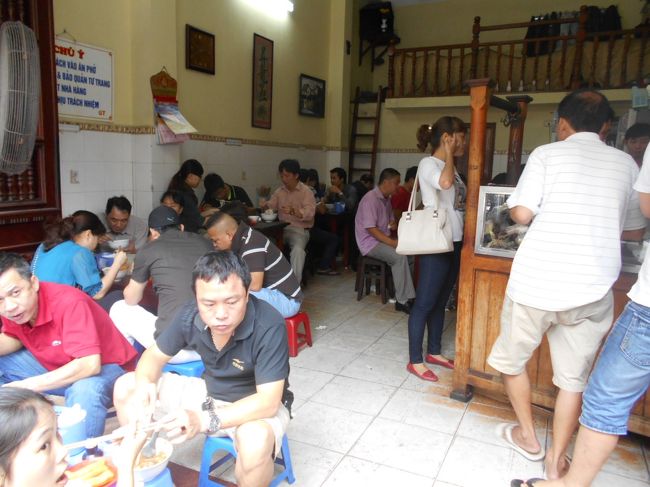 店内もけっこう混んでますねえ。<br />座れるかしら？