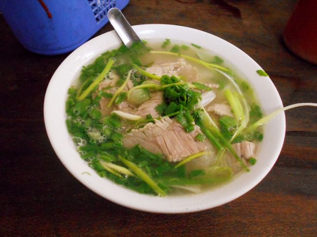 こちらが、このお店で評判の<br />フォー・ボ・チンです。<br /><br />行列に並んでいる人に聞いたら<br />チンがお勧めだということで<br />実際、みなさんこちらを注文してました。<br /><br />支払いは前払い。<br />お店が忙しいので、席は自分で見つけて<br />フォーも、持ってきてもらえるような余裕はありません。<br /><br />でも、味はサイコー！<br />澄み切ったスープに柔らかく煮込まれた牛肉。<br />麺はツルツルして程よい硬さ。<br />これはもう、人気が出るのもナットクです。