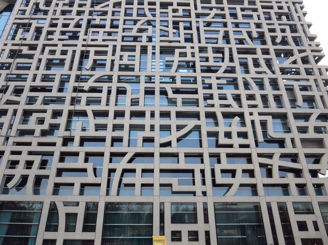 ヒマラヤセンターの外観<br /><br />ヒマラヤセンターは日本人建築家の磯崎新氏が設計した建物で、私が上海で気に入っている建物のひとつです★<br /><br />このあたりは漢字をモチーフにしているみたいです。