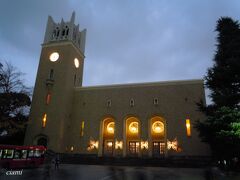 初めて見た大隈講堂。

塔の飾りがW型。