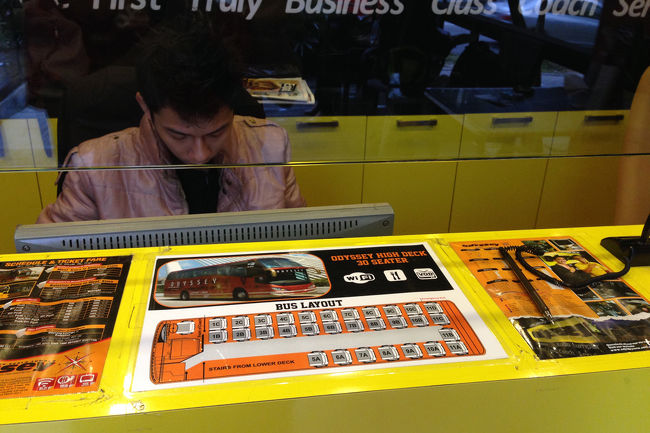 バスの席は3列でゆったりめ