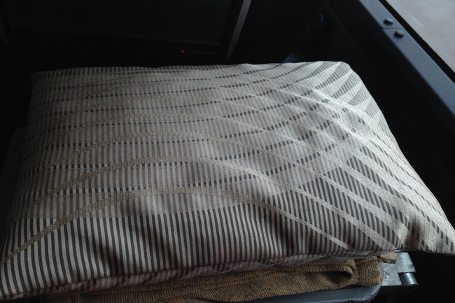 シーツも支給される。バスの中はクーラーが寒いから助かる。
