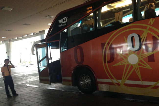 バスを降りて入国審査をして、またバスに戻る。