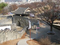 城壁に沿って急な階段を下ると直ぐに華西門です。なかなかいい門です。