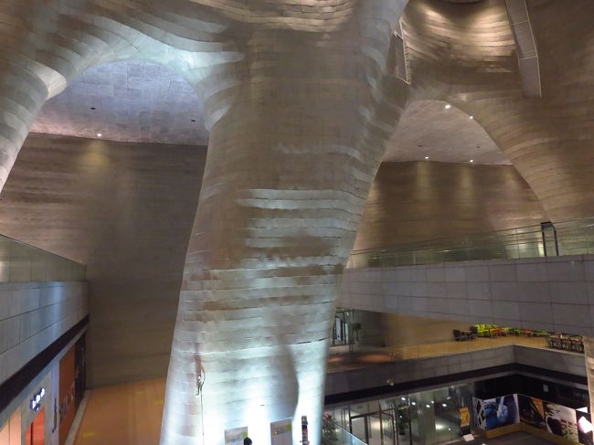 あまりにも寒いので建物の中へ。<br /><br />ヒマラヤセンターの中のレストランに気に入ったのが無かったので、駅の反対側にある、ケリーパークサイドに行くことにしました。