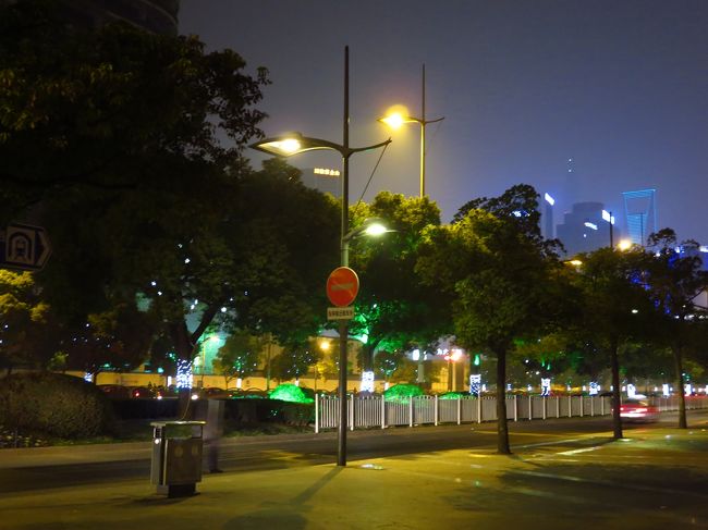 世紀大道を出たところ。今日も空気はあまりきれいとはいえませんが、昨日よりはましでしょうか。右奥に見える環球金融中心ビルが昨日は見えなかったので…