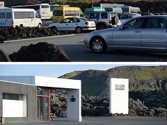 ブルーラグーンの温泉施設入口にある無料駐車場。
観光バスで大挙してやって来るお客さんたちのほか、個人客も多数のよう。

え〜と、ここから温泉施設へは？

ｷｮﾛ( ｢･ω･  )ｷｮﾛ(  ｢･ω･)ｷｮﾛ

…と見回すと、下段の画像のように、ブルーラグーンのサインと入口が。
荷物が心配な方用のロッカーもありました。