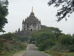 タビィニュ寺院。
バガンで最も高い寺院で、遠くからでも目立つ。ガイドブックによれば６５mの高さだそうだ。