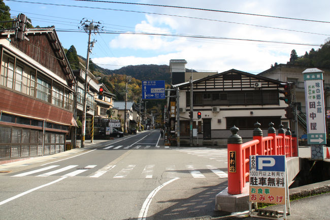 この道を真直ぐ行くと永平寺です。道の両側に店が立ち並んでいます。