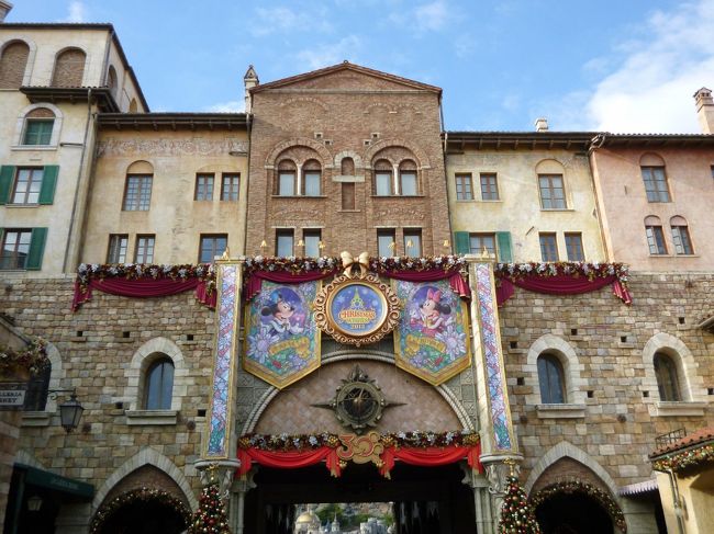 開園8：00<br /><br />開園と同時に入園したかったのですが<br />渋滞にあって8：30過ぎに駐車場に到着。<br /><br />チケットを購入して入園するも<br />既にトイストーリーマニアのＦＰは配布完了。。。<br /><br />