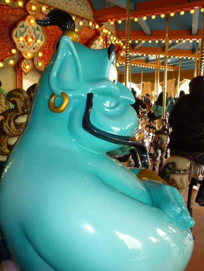 キャラバンカルーセル。<br /><br />ジーニーに乗れた！<br /><br />本日初のアトラクション。