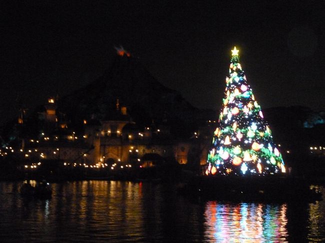 カラー・オブ・クリスマスのツリー。<br /><br />閉園22：00まで、たっぷり楽しみました。