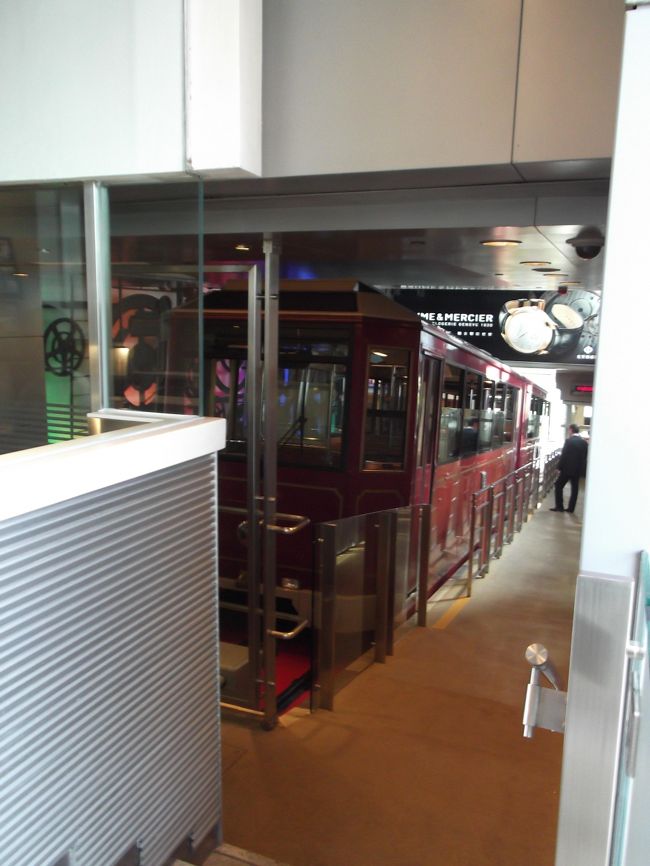 ピークトラムを発見。これも乗ってみたいよ〜。でも観光バスが待っているのであきらめます。。。