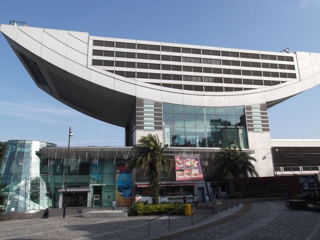 こちらは新しい展望台。下の階はショッピング、レストランなどが入っています。ここなら寒くても大丈夫！有料だけどね。わたくしどもは時間がないので入りません。さあ次のスポットへ行きましょう。