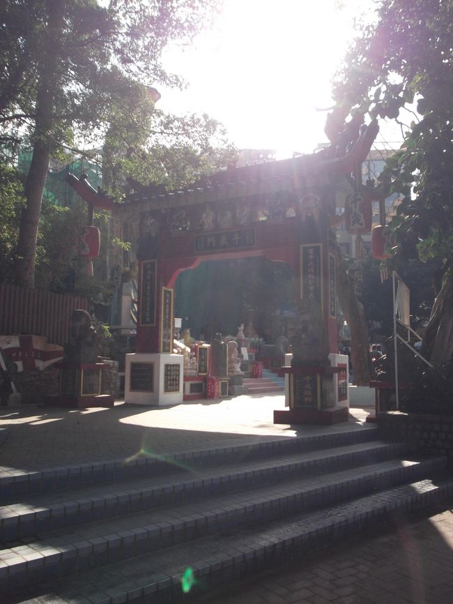 そして浜辺の近くにはにぎやかなお寺が。