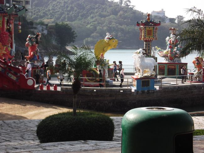 賑やかな像たち。