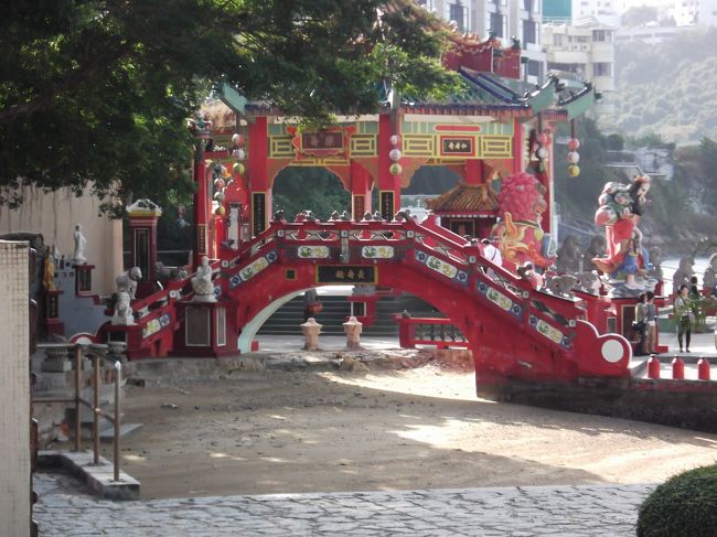 真っ赤な太鼓橋とか。