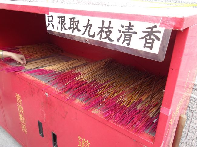 さあお参りしましょ。ここでお線香を頂いて、