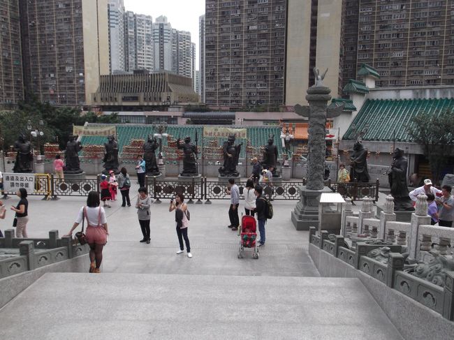 振り返るとたくさんの像が…。