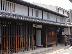 ならまち　街歩き。。

「ならまち格子の家」
（http://narashikanko.or.jp/spot/index.php?m=d&id=79）

伝統的な“ならまち”の町家が再現されています。

時間	午前9：00〜午後5：00
休み	月曜日（祝日の場合は翌日）
料金　　無料