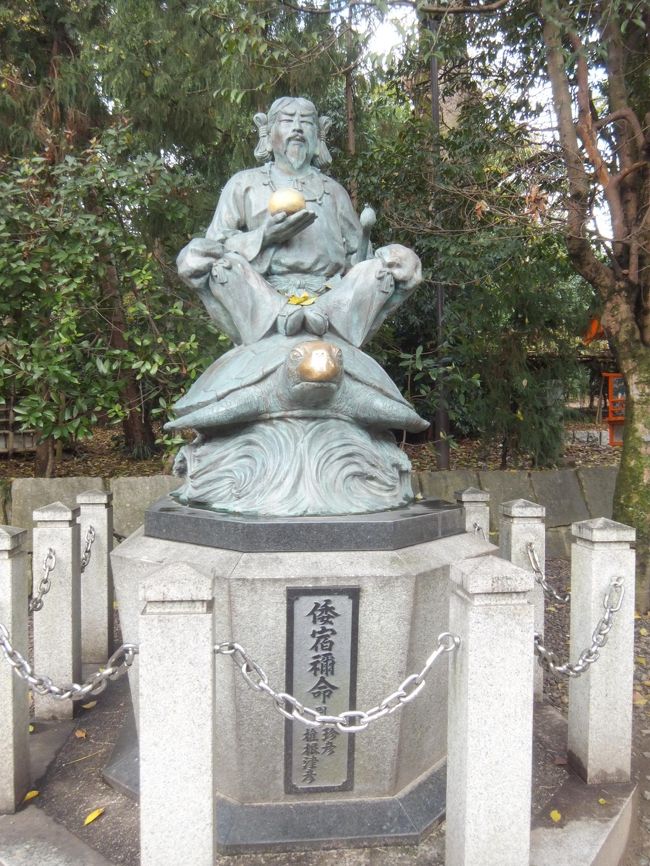 亀の鼻をなでるとイイことが！？<br />みんなが触るからだろう、鼻が剥げてる…