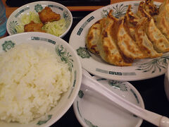 ●ダブル餃子定食＠日高屋

僕、餃子大好物なんで、一人外食のときには、いつも選択肢にあります。
カリッと焼いてはいるけど、あまり美味しくはないかな…。
店内は、昼間からビール飲んでいる人、家族連れ、おっちゃん連れ…様々。東京の日常を見た気がしました。
ふと思ったのですが、関西でいう、“餃子の王将”の東京版みたいなものなのかな？？？
