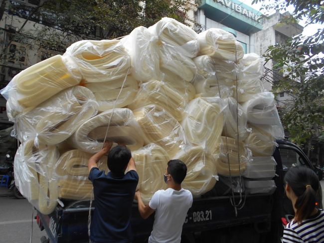 外へ出るとすごい荷物のトラック。<br />あきらかに、過積載だよね。<br />でも、ベトナムではそんなのカンケーないらしい(笑)<br /><br />