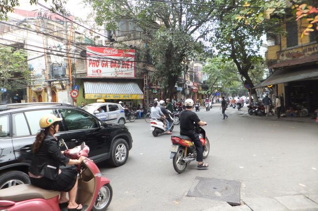 さて、1杯おいしいフォーをいただいたばかりですが<br />ツレが、この近くにミー・ヴァン・タンの店があるので<br />ぜひ、行きたいとのこと。<br /><br />そういえば、日本にいるときから<br />ミー・ヴァン・タンを食べたいって<br />言っていたんだよね。<br /><br />ということで、朝のハノイを歩きます。