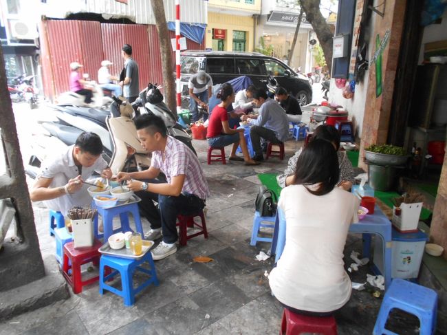 舗道に出されたテーブルと椅子には<br />たくさんのお客さんで<br />こちらも賑わっているようですねえ。<br /><br />これは、期待が持てる。