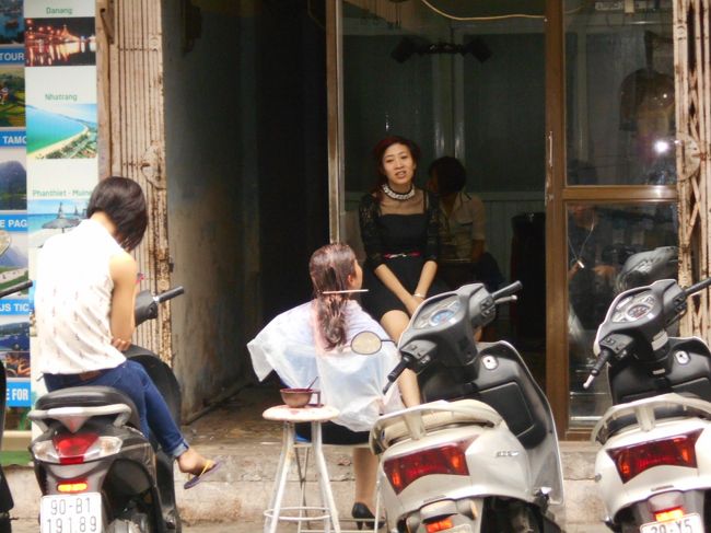 美容室みたいですが・・・<br />外にいますよね(笑)