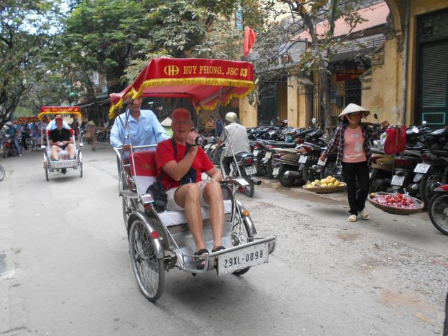 36通りを歩いていたら<br />観光用のシクロに乗った白人ツーリスト<br /><br />「Have fun！」と<br />声をかけたら<br />「Thank you」と笑顔で返してくれました。<br />よほど、楽しいんでしょうね＾＾