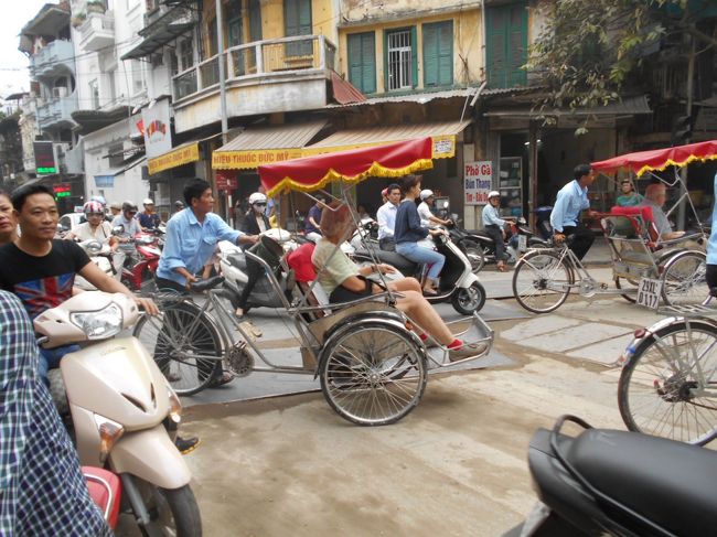 同じツーリストの団体さんですが<br />なんと、交通渋滞の十字路のど真ん中に・・・。<br /><br />このおばちゃんは怖かったんじゃないかな、はは＾＾；
