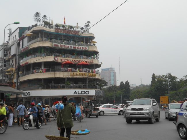 ホアンキエム湖の北にある<br />ロータリーにやってきました。