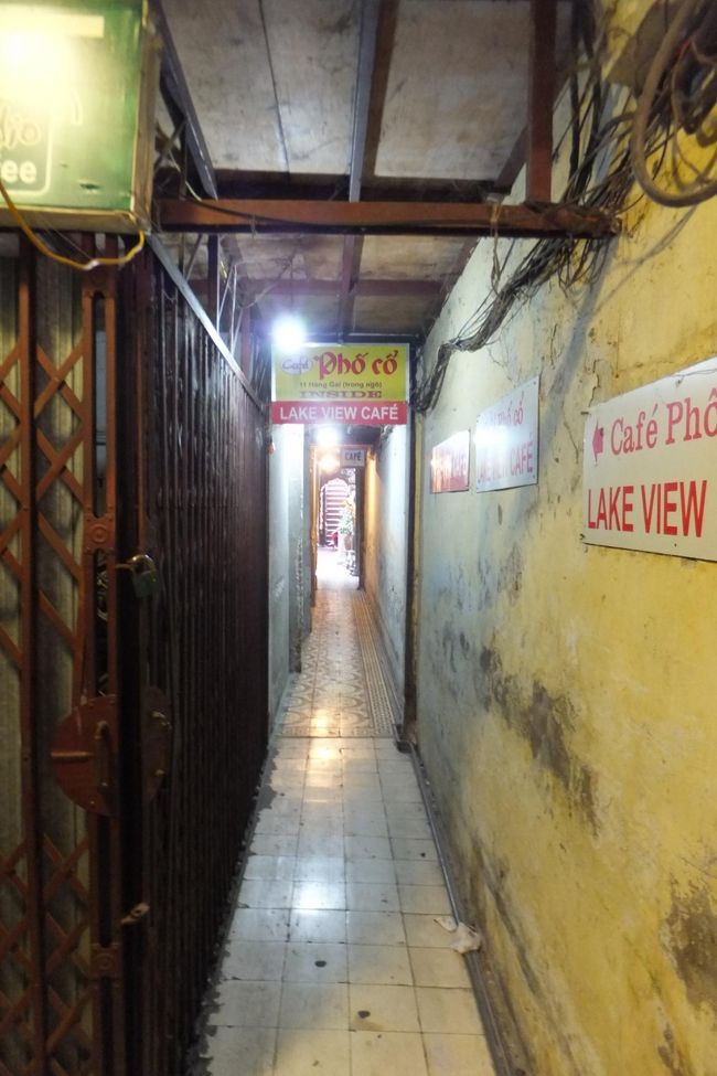 ロータリーの近くにある<br />カフェ・フォー・コーにやってきました。<br /><br />入り口は本当に狭くて<br />ウロウロしていたら地元のおばちゃんが<br />「カフェ」と言いながら<br />細い通路を指さして教えてくれました。<br /><br />本当にこの奥になるの〜？<br />